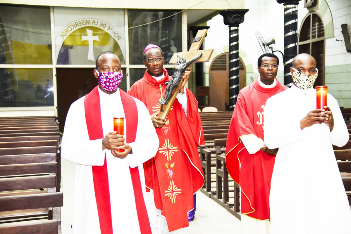 Le mystère du vendredi saint célébré en silence à la cathédrale