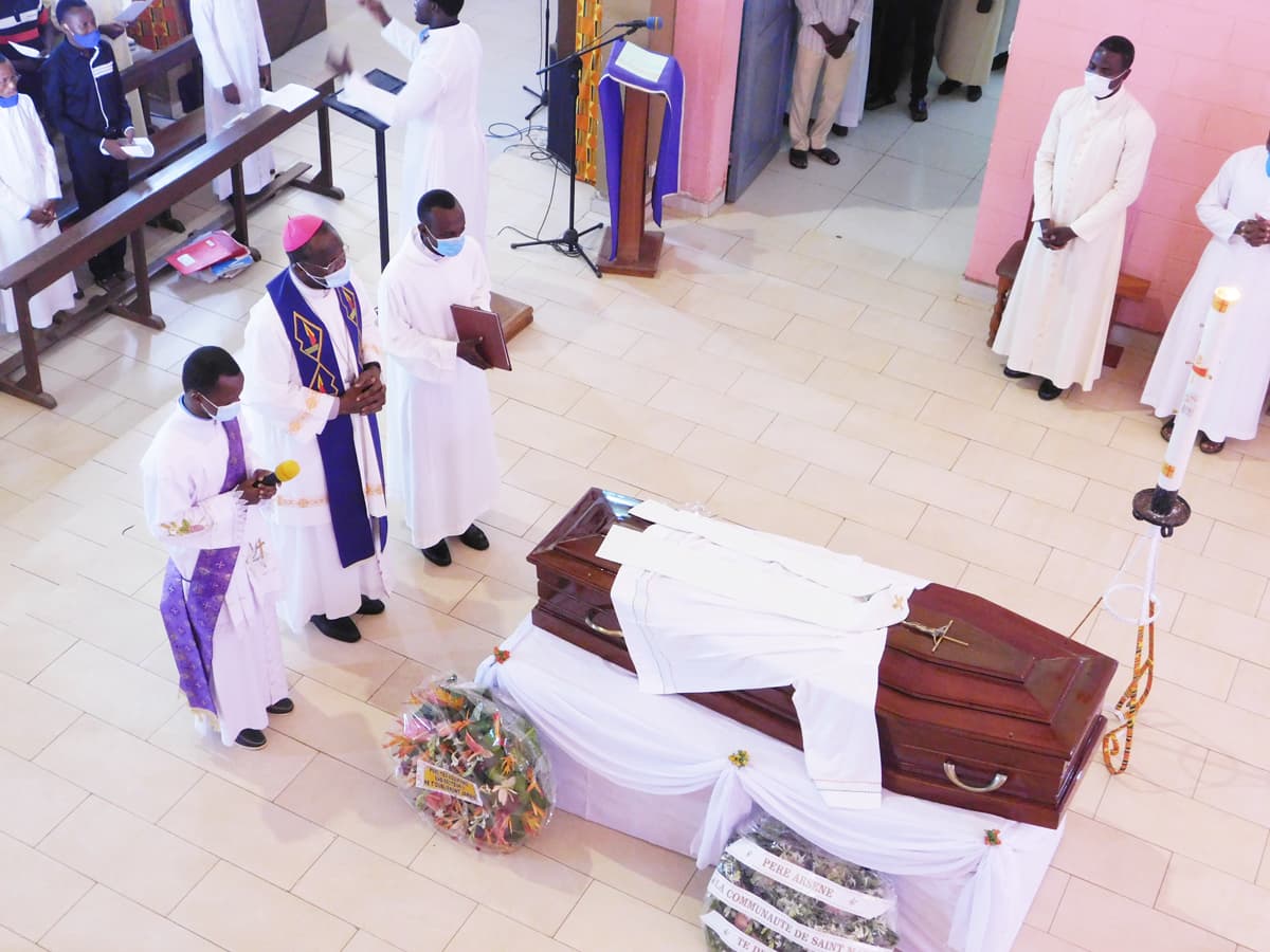 Derniers adieux Au Père Arsène Hounkpè