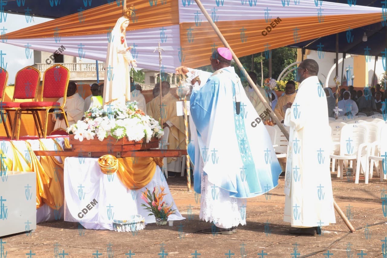 PELERINAGE DIOCESAIN: Les fidèles se consacrent à la Vierge Marie