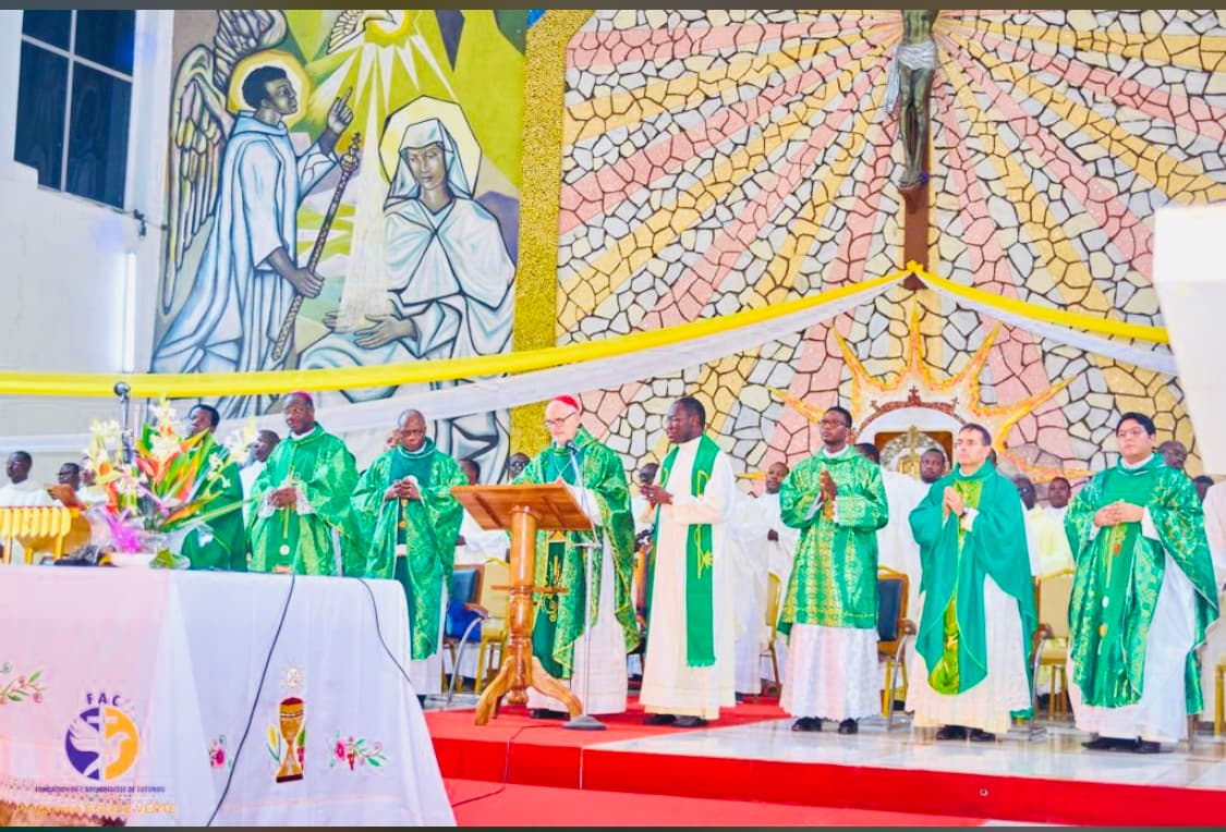MESSE DU CARDINAL MICHAEL CZERNY EN LA PAROISSE SAINT MICHEL DE COTONOU