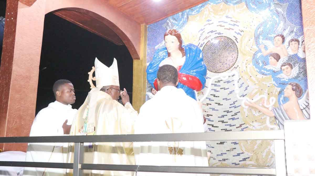 Jésus-Eucharistie a une nouvelle grotte mariale