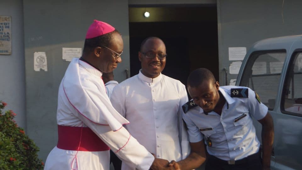 Mgr Houngbédji célèbre Noël avec les détenus de la prison civile