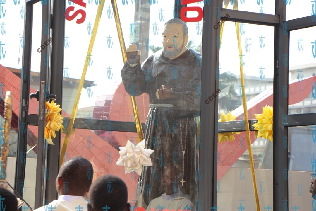 BENEDICTION DE LA STATUE DE L'HÔPITAL PADRE PIO AKPAKPA COTONOU